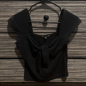 Guess Black Crop Top with Tie 🤩🤩 worn twice the bow can be tied more tight 🫶🏼